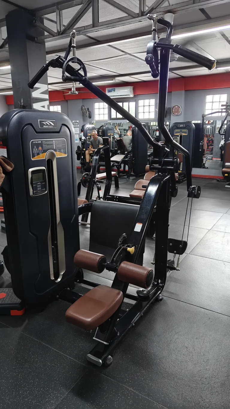 Lat pulldown machine at TM Fitness Hub in Valencia, Negros Oriental